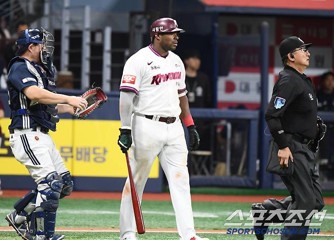 김동엽 골절 사고부터 시작이었을까...'악동' 아닌 '순한 양', 왜 방망이 들고 마운드로 향했나