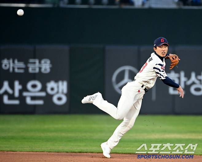 '리그 유일' 4할 복귀 → 손아섭 제치고 타격 1위… 어느덧 16G 연속 안타까지, 99년생 복덩이 여파 어디까지 갈까 [SC피플]