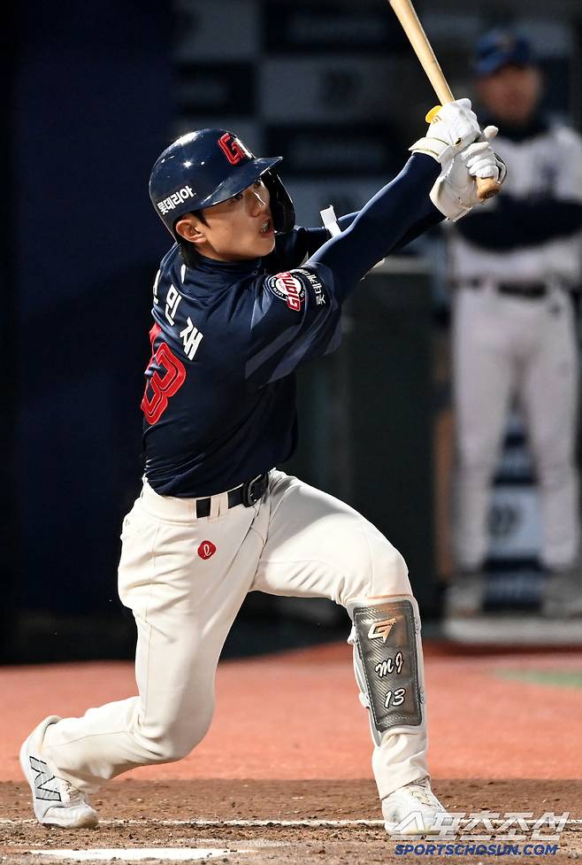 '리그 유일' 4할 복귀 → 손아섭 제치고 타격 1위… 어느덧 16G 연속 안타까지, 99년생 복덩이 여파 어디까지 갈까 [SC피플]