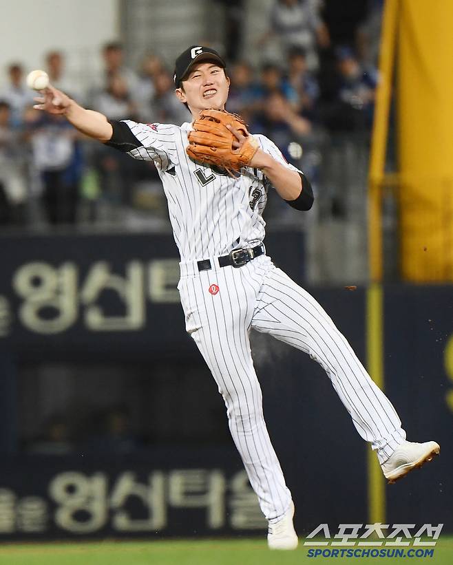 '리그 유일' 4할 복귀 → 손아섭 제치고 타격 1위… 어느덧 16G 연속 안타까지, 99년생 복덩이 여파 어디까지 갈까 [SC피플]