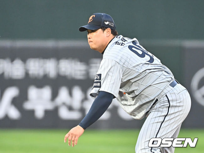 아! 선발 9연승 물거품 됐다...'레이예스 거르고 나승엽' 회심의 만루작전 실패...류현진 6이닝 4실점 패전 위기 [오!쎈 부산]