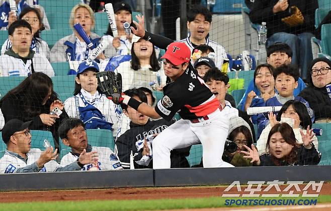 '질식 수비에 탄식→양손 뻗은 삼성 팬들'...KIA 유격수 박찬호 보호한 따뜻한 본능
