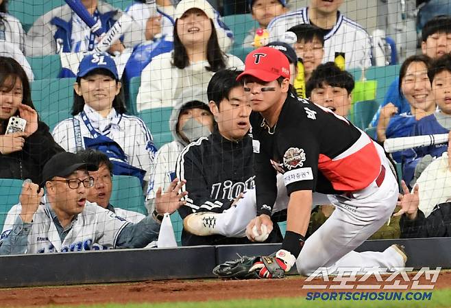 '질식 수비에 탄식→양손 뻗은 삼성 팬들'...KIA 유격수 박찬호 보호한 따뜻한 본능