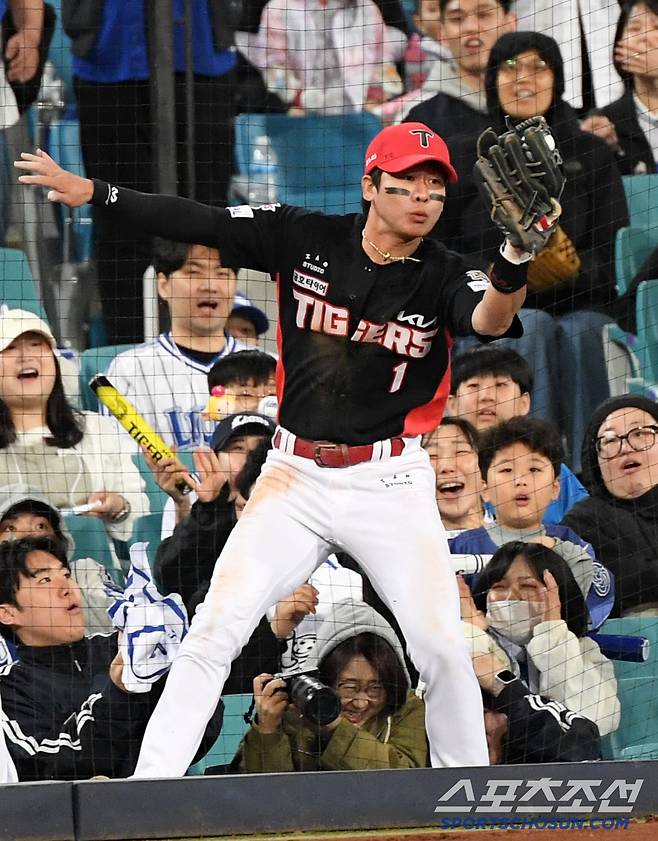 '질식 수비에 탄식→양손 뻗은 삼성 팬들'...KIA 유격수 박찬호 보호한 따뜻한 본능