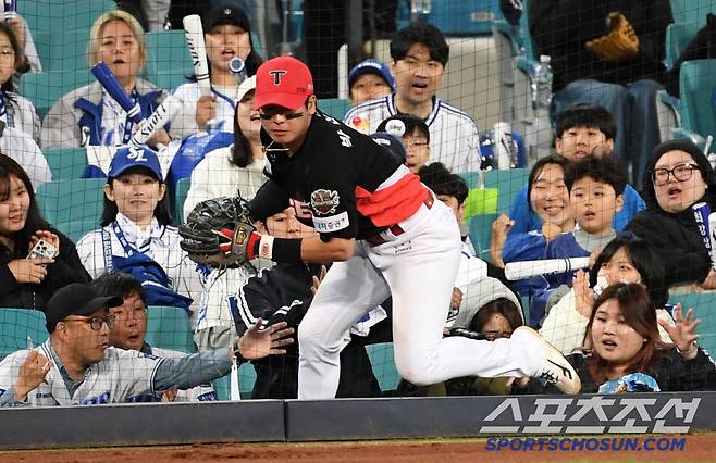 '질식 수비에 탄식→양손 뻗은 삼성 팬들'...KIA 유격수 박찬호 보호한 따뜻한 본능