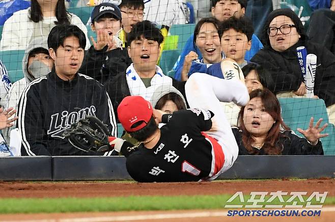 '질식 수비에 탄식→양손 뻗은 삼성 팬들'...KIA 유격수 박찬호 보호한 따뜻한 본능