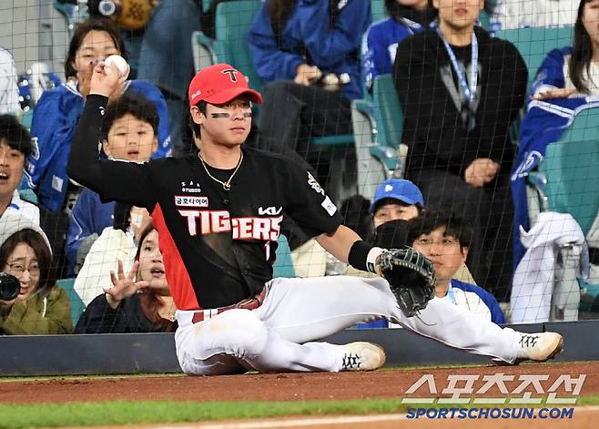 '질식 수비에 탄식→양손 뻗은 삼성 팬들'...KIA 유격수 박찬호 보호한 따뜻한 본능