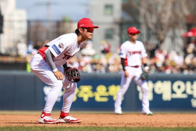 KIA 김도영이 마침내 돌아왔다…몸만 풀었는데 광주 뜨거운 관심, 대타로 복귀전 치른다[MD광주]