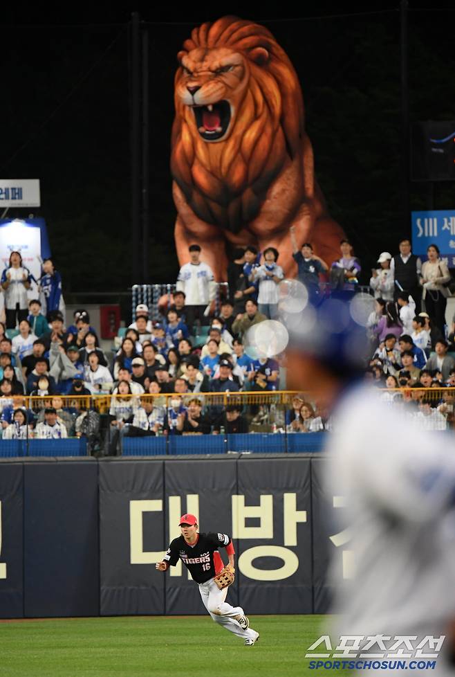 '치명적인 수비 실책 무너진 KIA' 고개 들지 못한 중견수 최원준...1점으로 끝날 타구였는데