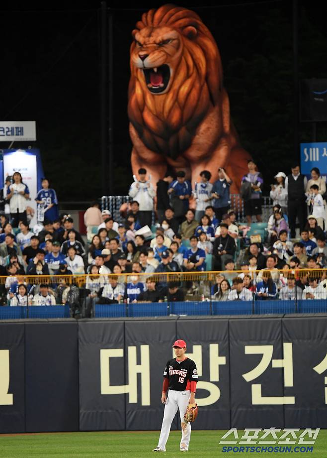 '치명적인 수비 실책 무너진 KIA' 고개 들지 못한 중견수 최원준...1점으로 끝날 타구였는데
