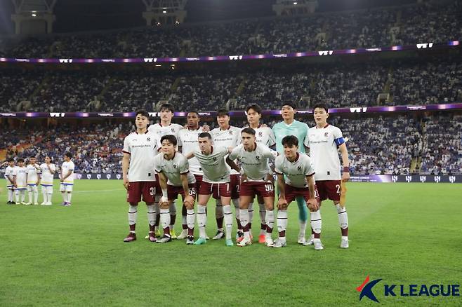 [ACLE 리뷰]'사우디 참사'에 고개 떨군 이정효…광주, '亞최강' 알 힐랄에 0-7 치욕패 '4강 좌절'