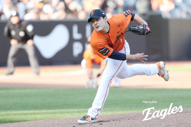 문동주 승리→김서현 세이브, 그 사이에 한승혁 홀드도 있었다…김경문 감독이 꼽은 승리 징검다리