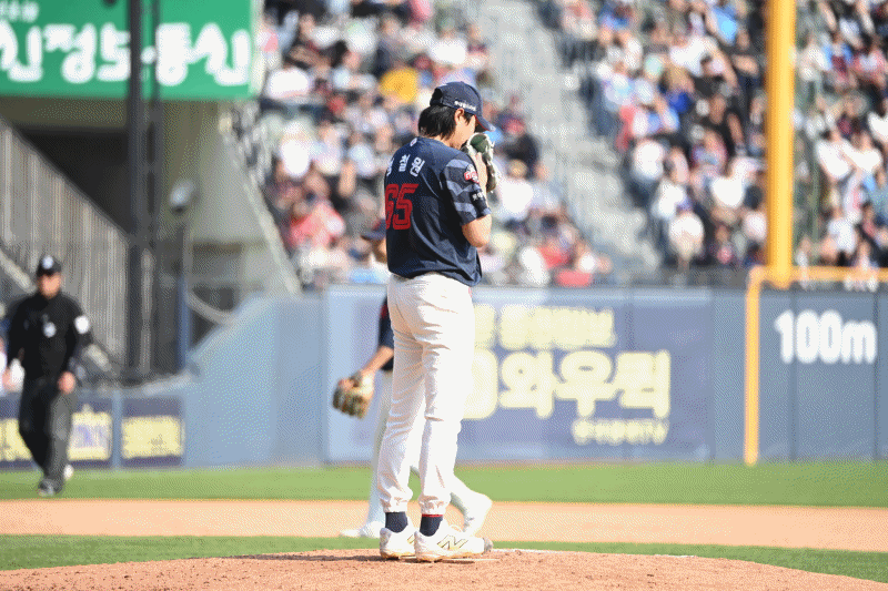 '낭만투수 정철원' 두산 팬에 90도 인사→롯데 팬에 뜨거운 포효...완벽했던 잠실 첫 등판[잠실 현장]