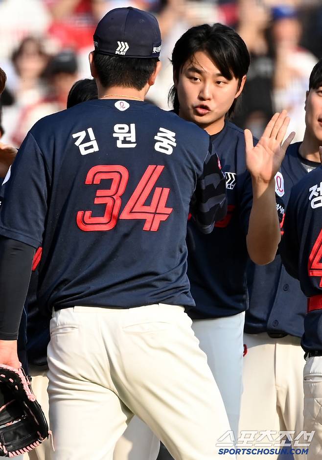 '낭만투수 정철원' 두산 팬에 90도 인사→롯데 팬에 뜨거운 포효...완벽했던 잠실 첫 등판[잠실 현장]