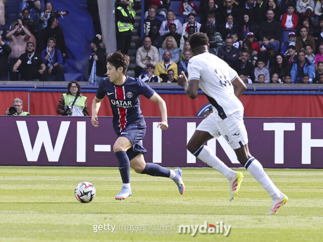 'PSG, 맨유 영입설 이강인에게 과감한 결정'…'제안 거부하고 재계약 결정'
