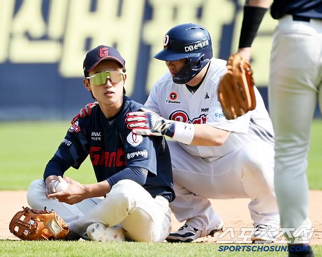 '타격 1위' 복덩이 부상 위기! '디딤발' 태클에 깜짝 → 김태형 감독 직접 그라운드 출격…단호한 심판