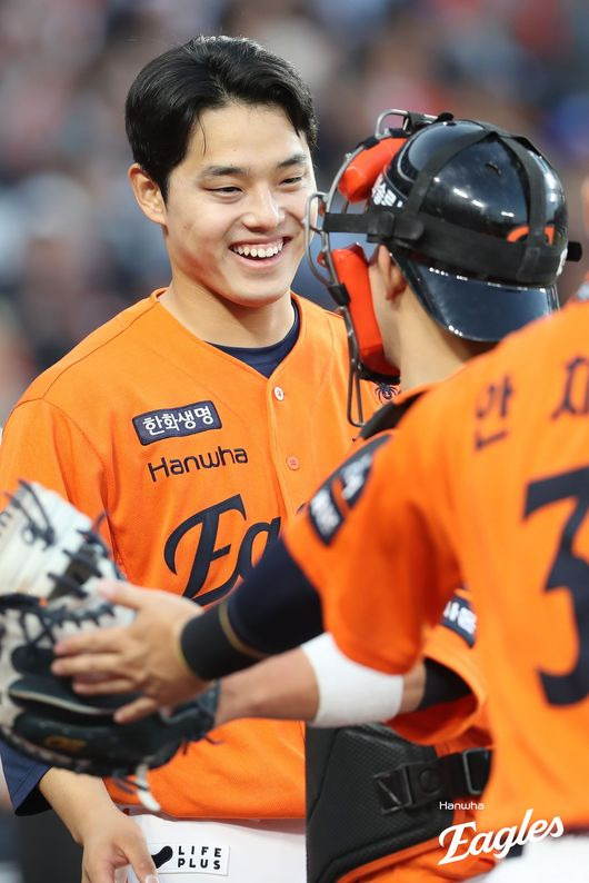 'WHIP 1위' 투수가 5선발이라니…문동주 폭풍 성장→최소 볼넷 1위 놀랍다, 대체 무슨 변화가 있었길래