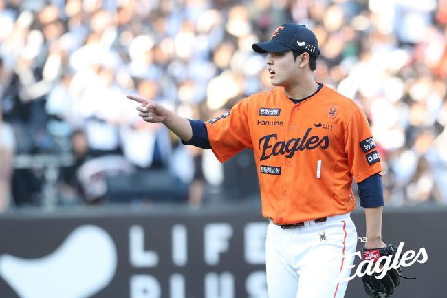 'WHIP 1위' 투수가 5선발이라니…문동주 폭풍 성장→최소 볼넷 1위 놀랍다, 대체 무슨 변화가 있었길래