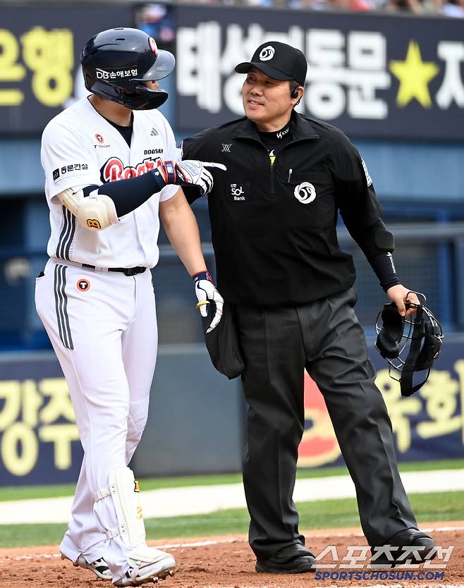 6점차 그라운드 얼어붙은 '헤드샷'…울컥한 거포 → 벤치클리어링 '위기' → 38세 베테랑의 신속한 진화 [잠실현장]
