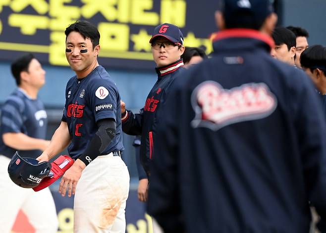 '선배미 달달하네!' 사구 던져 미안했던 후배 격려한 자이언츠 캡틴의 터치와 눈웃음[잠실 현장]
