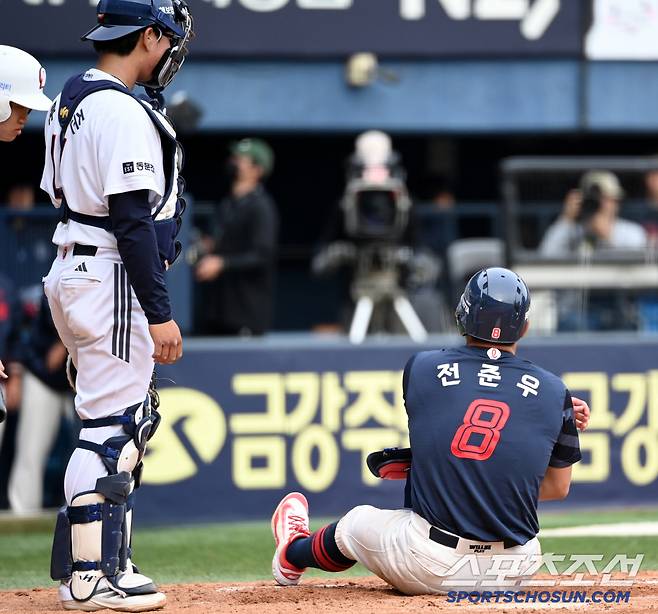 '선배미 달달하네!' 사구 던져 미안했던 후배 격려한 자이언츠 캡틴의 터치와 눈웃음[잠실 현장]