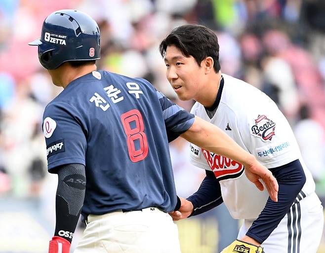 '선배미 달달하네!' 사구 던져 미안했던 후배 격려한 자이언츠 캡틴의 터치와 눈웃음[잠실 현장]
