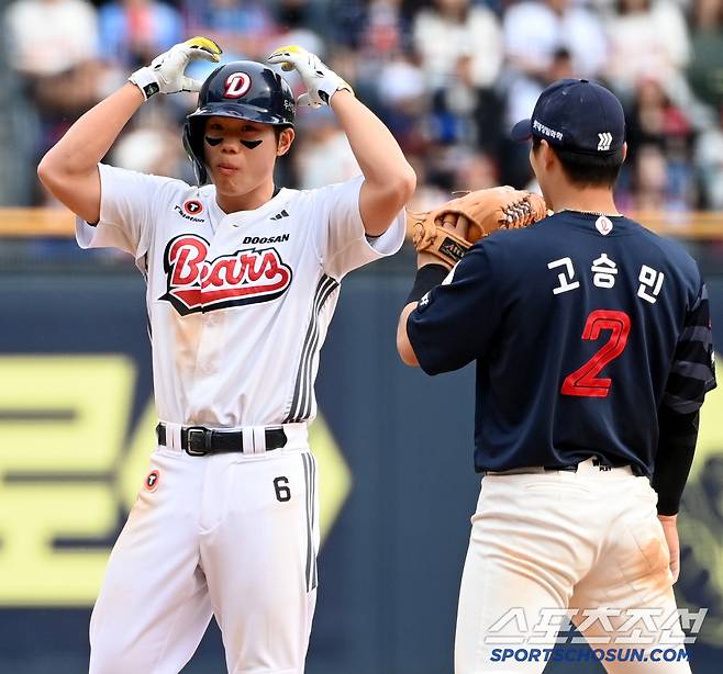 국민타자 극찬 받을만하네! 데뷔 첫 홈런 '만루포' → 하루 3안타+6타점…오명진 앞세운 두산 13득점 맹폭, 롯데 4연승 저지 [잠실리뷰]