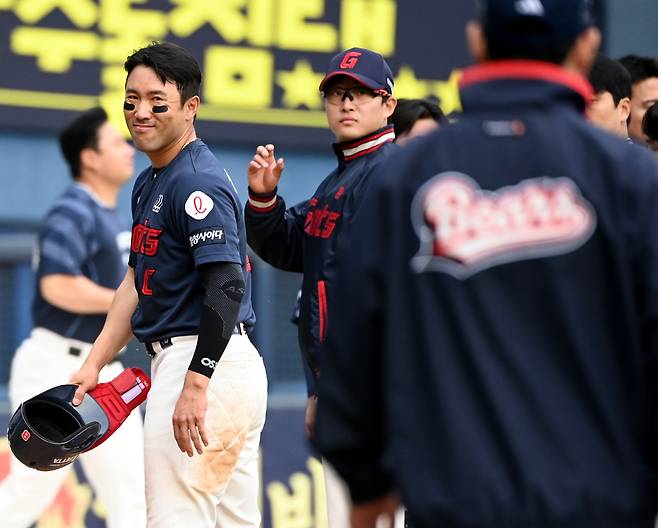 '선배미 달달하네!' 사구 던져 미안했던 후배 격려한 자이언츠 캡틴의 터치와 눈웃음[잠실 현장]