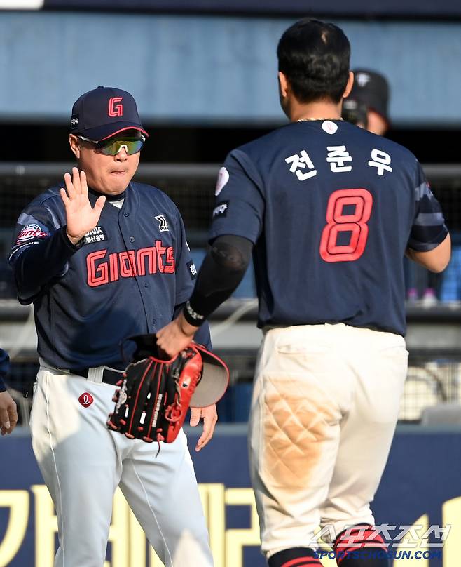 국민타자 극찬 받을만하네! 데뷔 첫 홈런 '만루포' → 하루 3안타+6타점…오명진 앞세운 두산 13득점 맹폭, 롯데 4연승 저지 [잠실리뷰]