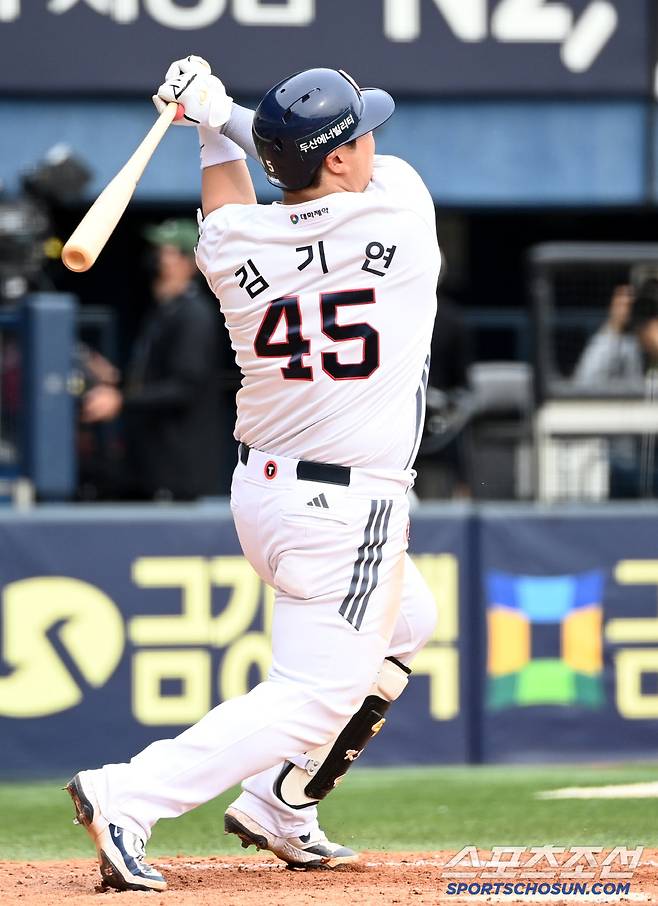 국민타자 극찬 받을만하네! 데뷔 첫 홈런 '만루포' → 하루 3안타+6타점…오명진 앞세운 두산 13득점 맹폭, 롯데 4연승 저지 [잠실리뷰]