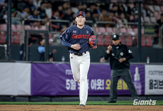 롯데가 어떻게 발굴한 황금계투인데…아직도 100경기 등판 페이스면 어쩌나