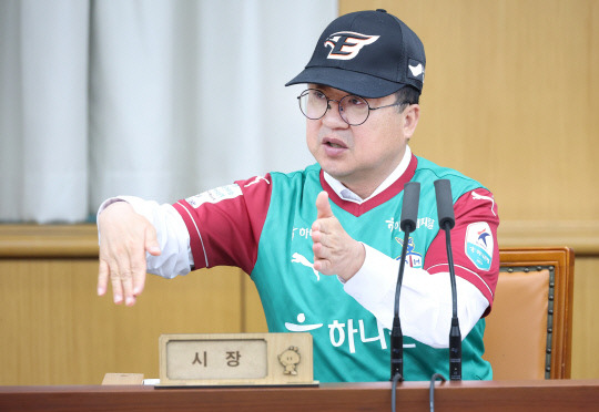 이장우 대전시장이 한화이글스 모자와 하나시티즌 유니폼을 입은 이유는