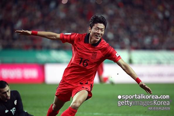 '대굴욕!' 한국 역사상 이런 선수가 있었나...한때 최고의 공격수 황의조, 3번째 강등 눈앞→15경기 연속 침묵, 재계약 소식도 없다