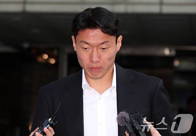 '대굴욕!' 한국 역사상 이런 선수가 있었나...한때 최고의 공격수 황의조, 3번째 강등 눈앞→15경기 연속 침묵, 재계약 소식도 없다