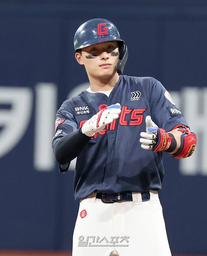 시즌 최다 17안타 폭격했지만...승리한 롯데, 전민재 머리 부상에 웃지 못해 [IS 고척]
