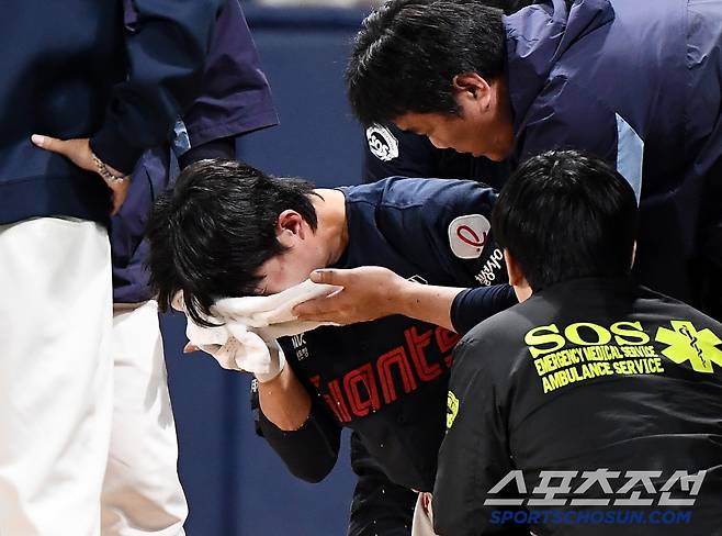 헤드샷에 쓰러진 수위 타자, 만년 백업의 성공 신화를 누가 질투하나? [고척 현장]