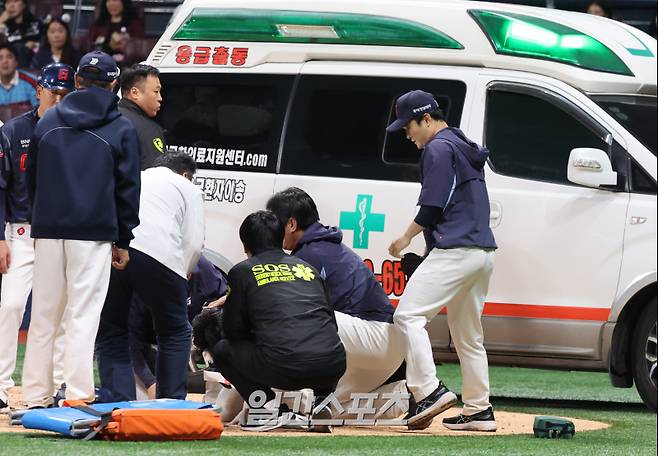 이게 무슨 날벼락인가...눈 부상·사구 후유증 우려되는 전민재→침통한 롯데