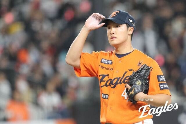 김서현 위로받은 한화 특급 루키, ERA 81.00 시련에 66세 노장은 감쌌다…