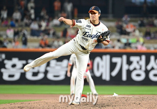 김서현 위로받은 한화 특급 루키, ERA 81.00 시련에 66세 노장은 감쌌다…