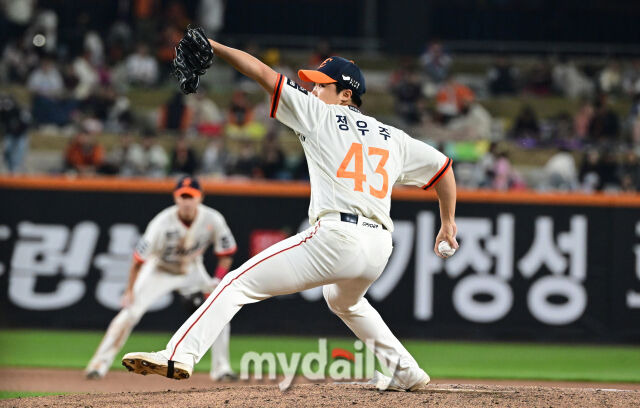 김서현 위로받은 한화 특급 루키, ERA 81.00 시련에 66세 노장은 감쌌다…