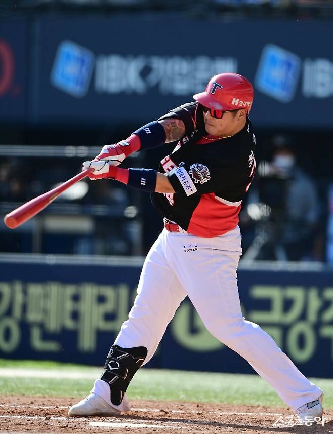 ‘33세에 첫 FA 계약’ 43세 되어서도 기회 또 온다…여전히 현역 중심타자인 KIA 최형우