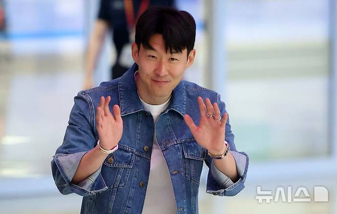 무관 탈출한 손흥민 귀국…팬들 앞서 우승 메달 걸고 활짝(종합)
