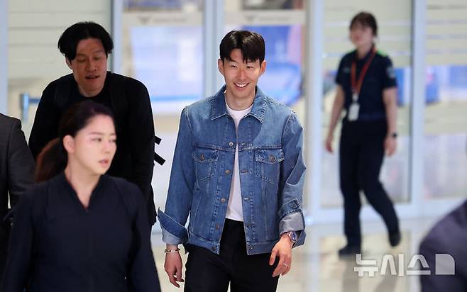 무관 탈출한 손흥민 귀국…팬들 앞서 우승 메달 걸고 활짝(종합)
