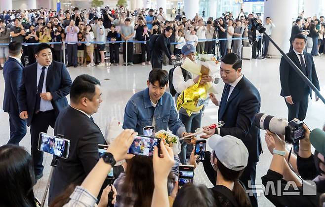 무관 탈출한 손흥민 귀국…팬들 앞서 우승 메달 걸고 활짝(종합)