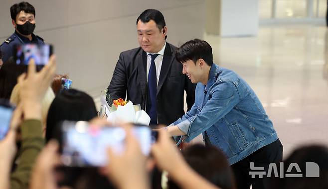 무관 탈출한 손흥민 귀국…팬들 앞서 우승 메달 걸고 활짝(종합)