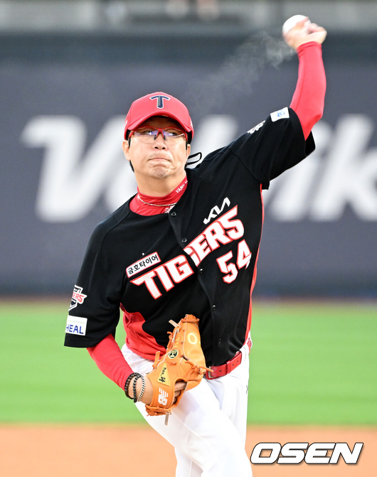 'OPS 1위' 42세 거물 FA 급부상...머리 아픈 KIA, 예비 FA 7명 모두 잡을 수 있나