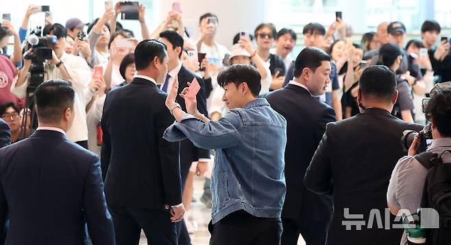 무관 탈출한 손흥민 귀국…팬들 앞서 우승 메달 걸고 활짝(종합)