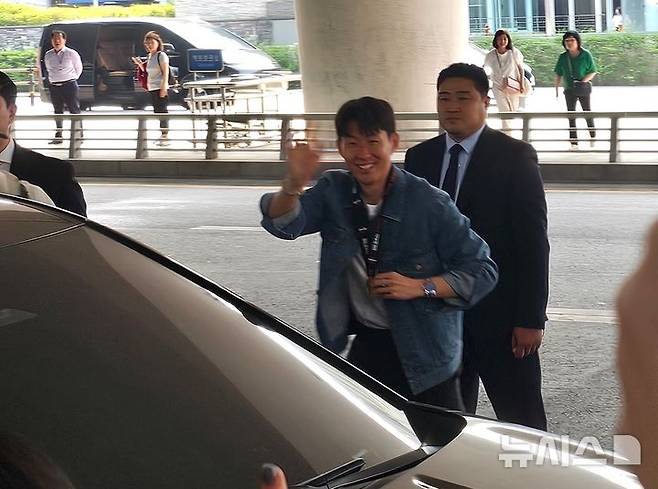 무관 탈출한 손흥민 귀국…팬들 앞서 우승 메달 걸고 활짝(종합)