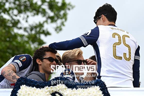 역사상 이런 한국인 있었나…韓 축구 역대급 사건, 영국인에게 존경받는 선수 → EPL에서 '손흥민 시그니처' 축구화 신고 자신의 이름 새겨