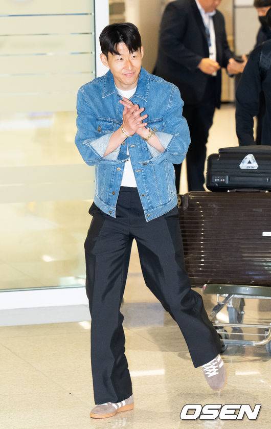 금의환향이란 이런 것... 인천공항에 나타난 손흥민, 팬들 응원에 함박웃음